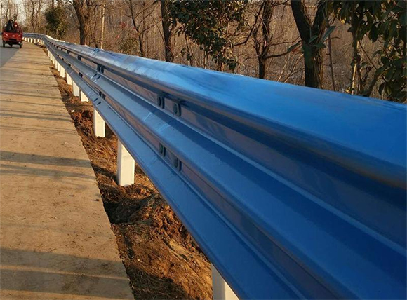 海南藏族公路波形护栏板的优点